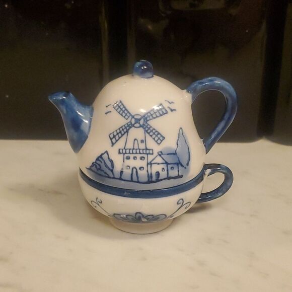 Whimsical Salt and Pepper Shakers Set: Tea Cup/Pot Delft Blue Dutch - Picture 4 of 8
